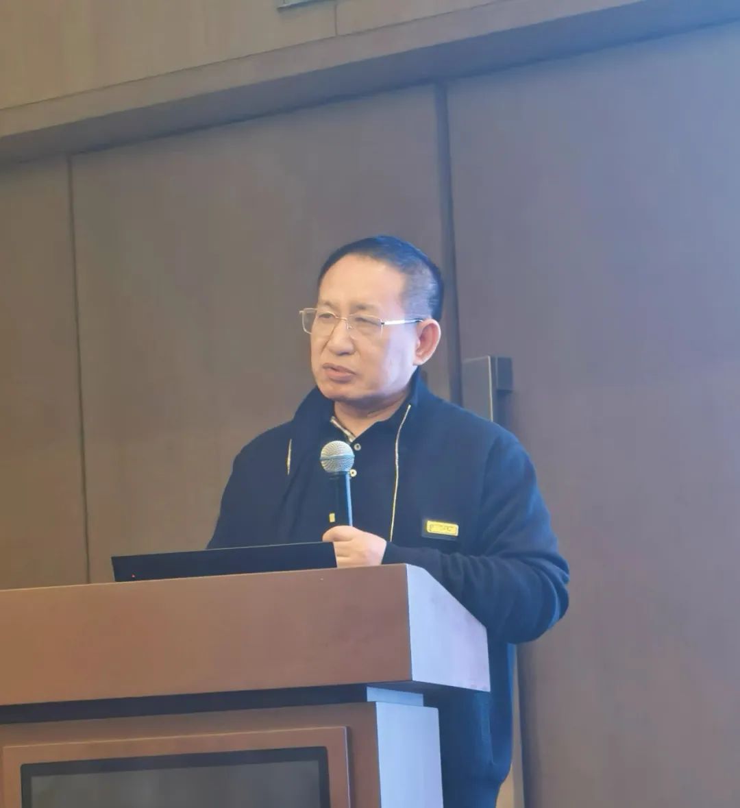 澳门挂牌记录亮相川渝两地建筑光伏及储能系统设计关键技术交流会，发表《构建光储直柔本质安全储能系统》主题演讲